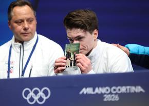 Moment emoționant la Milano: americanul Maxim Naumov, cu poza părinților săi, decedați într-un accident aviatic: „Le-am simțit prezența”