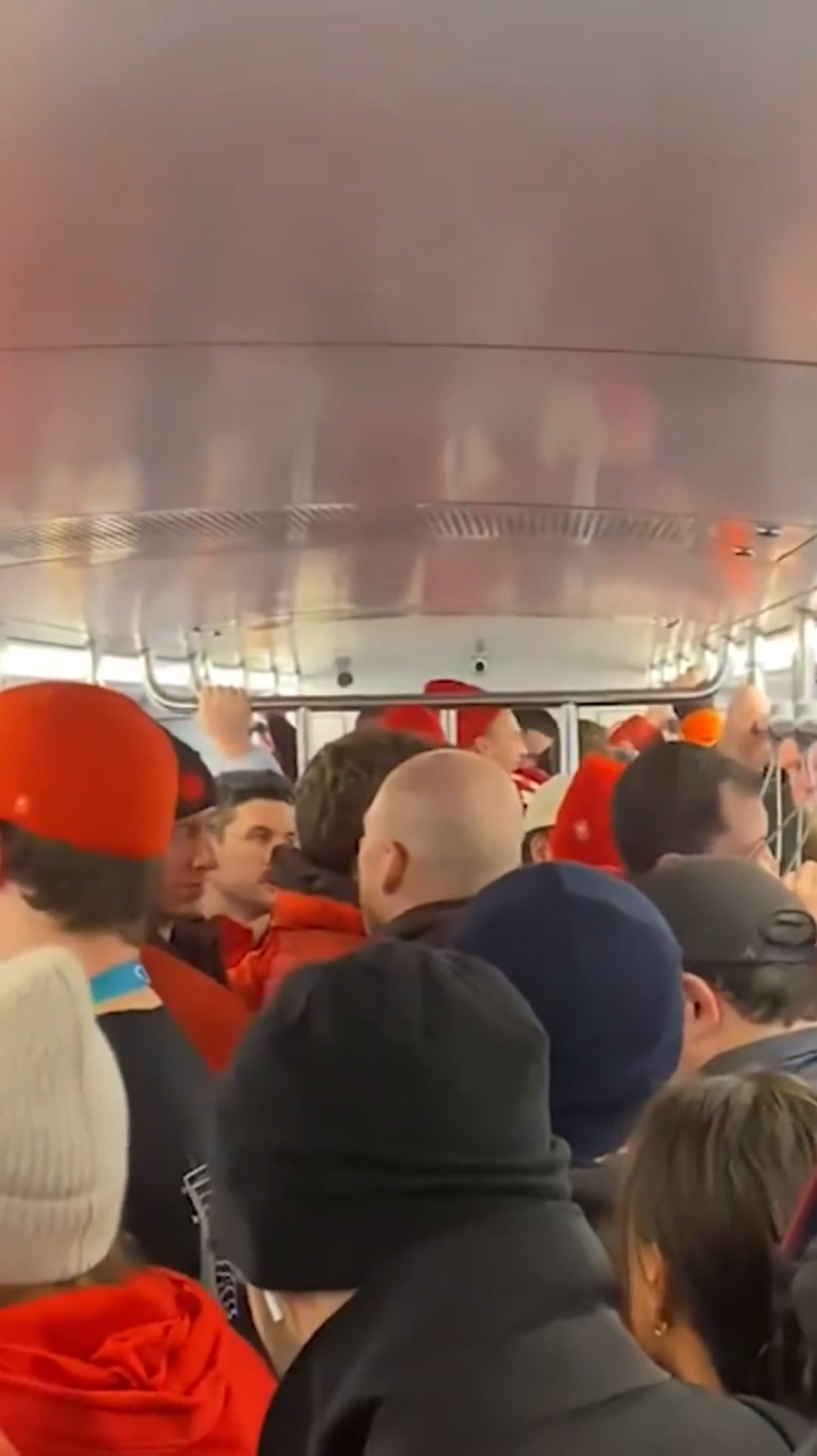 Echipa națională a Canadei se deplasează cu metroul