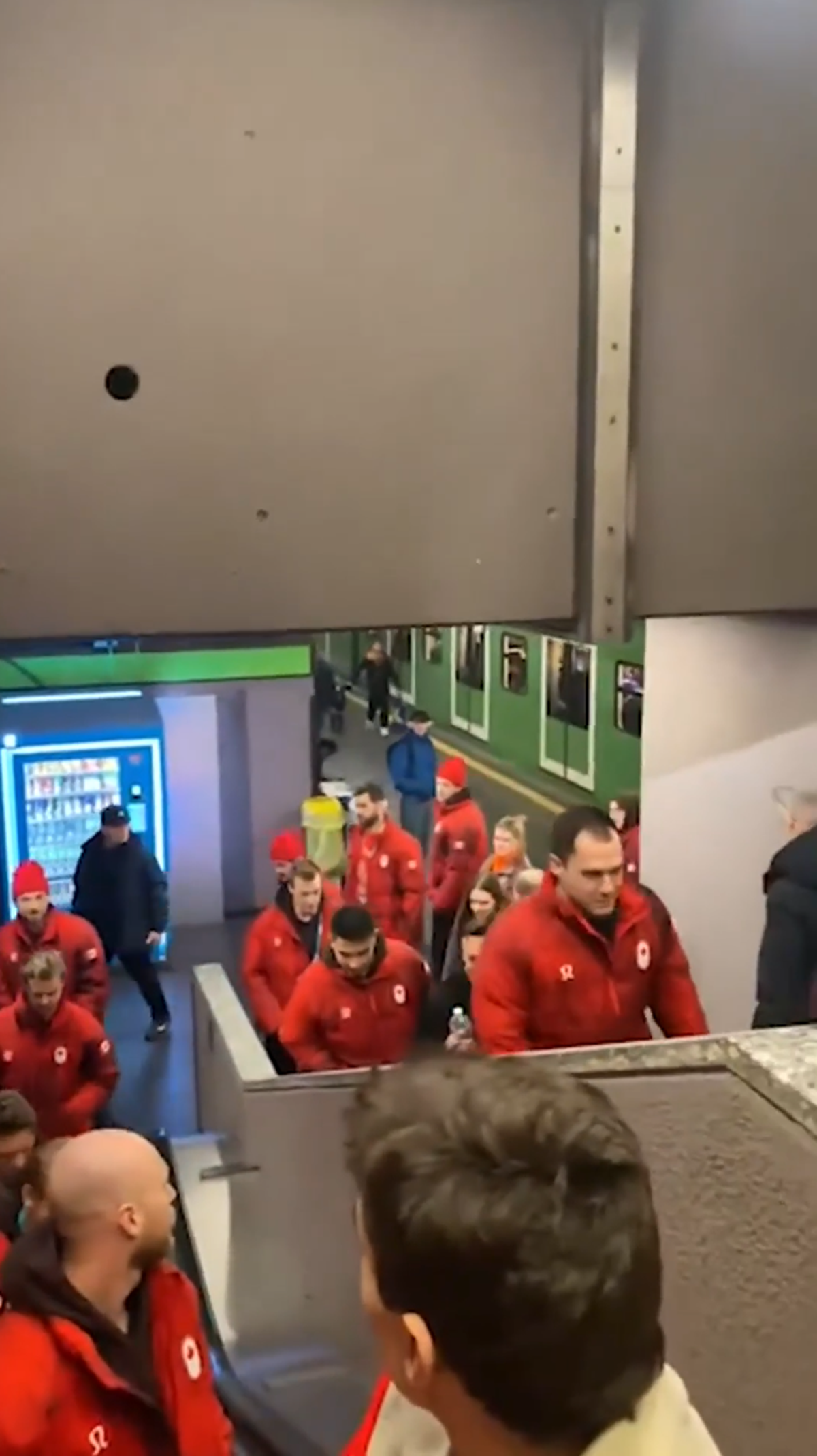 Echipa națională a Canadei se deplasează cu metroul