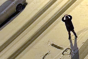 Bîrligea a ieșit aseară în fața locuinței și a scris două cuvinte mari pe zăpada de pe stradă