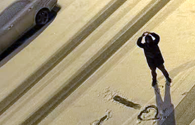 Bîrligea a ieșit aseară în fața locuinței și a scris două cuvinte mari pe zăpada de pe stradă