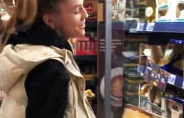 VIDEO Coronavirusul îi amuză » Deian Sorescu, glumă deplasată în supermarket, cu iubita unui coleg: „Nu iau cașcavalul ăsta, că e italian”