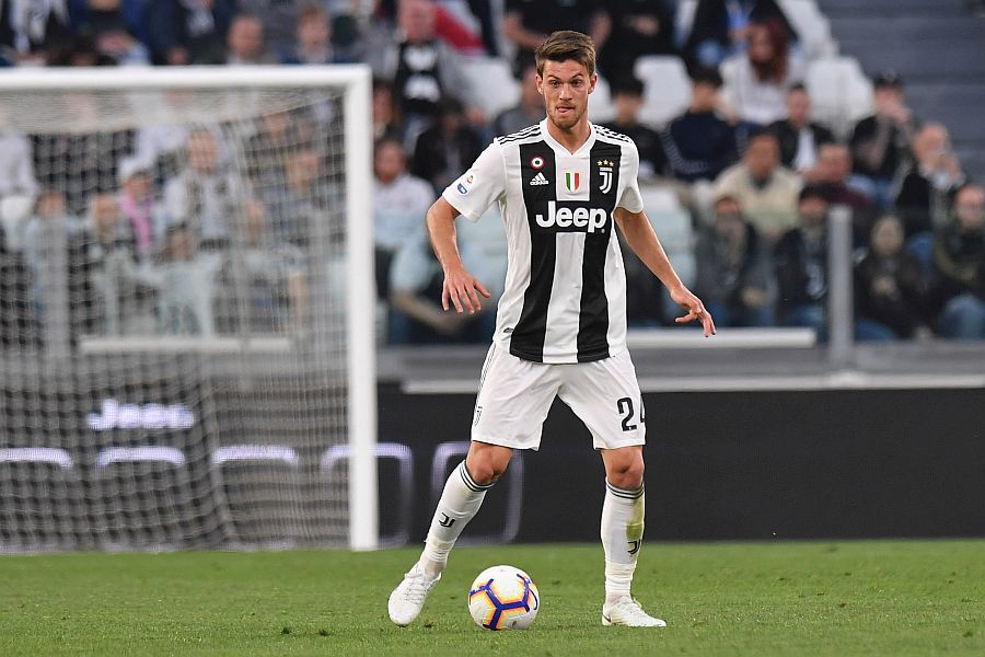 CORONAVIRUS / Rugani, de la Juventus, a fost diagnosticat cu coronavirus. În urmă cu trei zile a stat alături de Ronaldo și ceilalți colegi la meciul cu Inter Milano