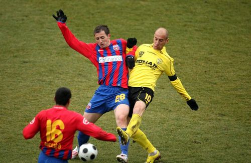 Orașul Brașov are în acest moment două echipe care se luptă pentru promovarea în Liga 2: Corona Brașov, echipă susținută de autorități, și SR Brașov, formația fanilor.