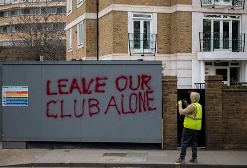 „Lăsați-ne clubul în pace” au scris suporterii lângă Stamford Bridge