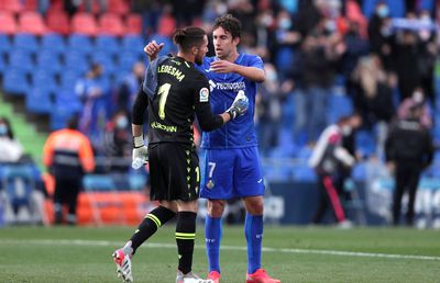 Scandal în La Liga » Un jucător riscă o suspendare uriașă, după ce și-a împins intenționat colegul în arbitru