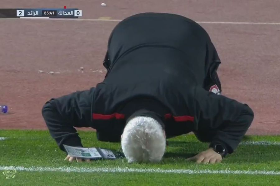 Sursă foto: Captură Twitter @Roshn Saudi League Șumudică i-a cucerit pe arabi » Gestul viral de la ultimul meci al lui Al Raed