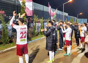 Ce nu s-a văzut la TV: fotbaliștii Rapidului au mers în parcare, imediat după meci » Cum a decurs întâlnirea cu galeria