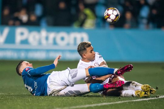 Farul a învins-o pe Rapid, scor 2-1, și încheie sezonul regular al SuperLigii pe primul loc. Prima etapă a play-off-ului a căpătat contur.
