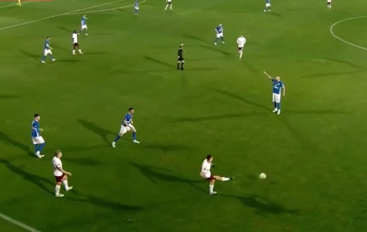 Confuzie totală la golul lui Sefer din Farul - Rapid! Hagi a făcut scandal pe margine » Decizia care l-a enervat pe „Rege”