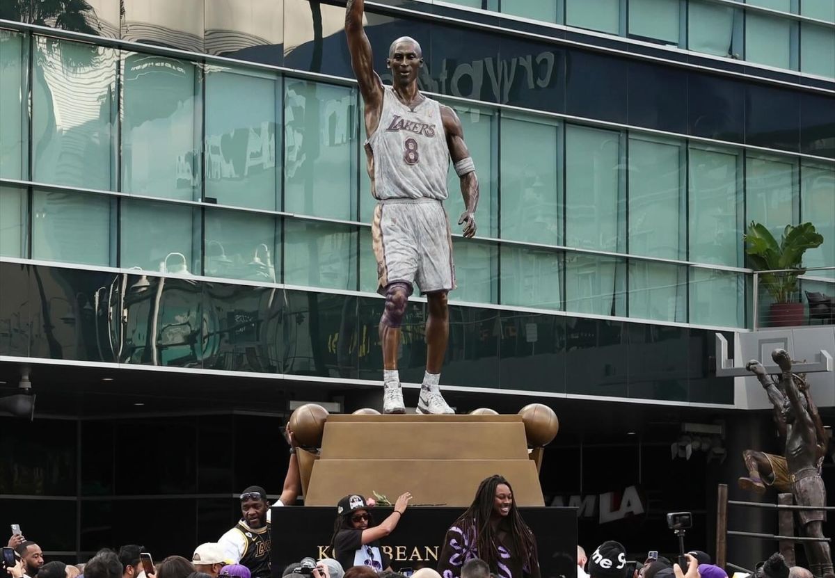 Americanii au comis-o » Ce au scris pe statuia ridicată în cinstea lui Kobe Bryant, în fața Crypto.com Arena