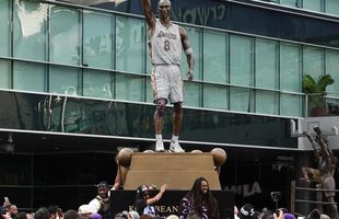 Americanii au comis-o » Ce au scris pe statuia ridicată în cinstea lui Kobe Bryant, în fața Crypto.com Arena