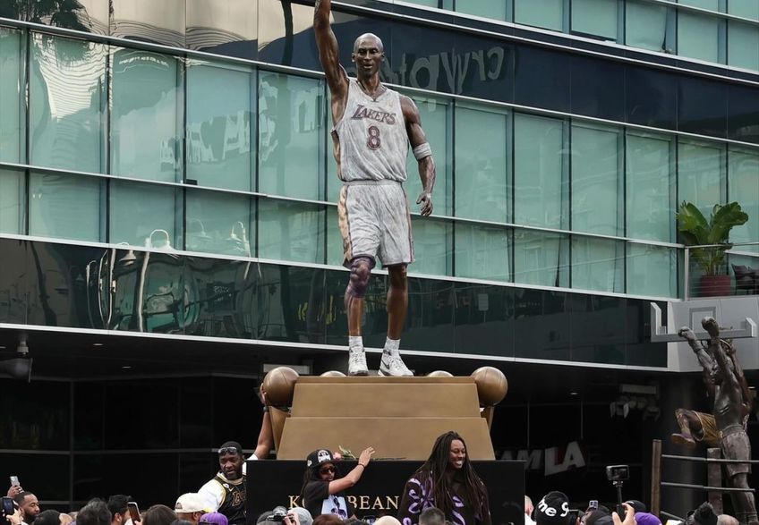 LA Lakers a ridicat o statuie în memoria legendarului Kobe Bryant. Opera din fața Crypto.com Arena conține mai multe greșeli de scriere.