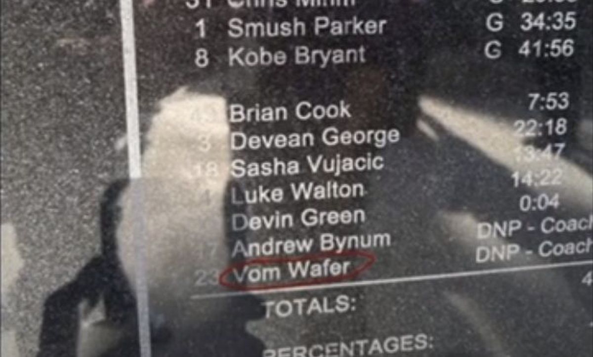 Americanii au comis-o » Ce au scris pe statuia ridicată în cinstea lui Kobe Bryant, în fața Crypto.com Arena