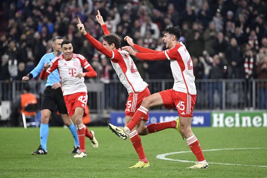 Pavlovic, numărul 45, se bucură alături de coechipieri după marcarea unui gol / Foto: Imago