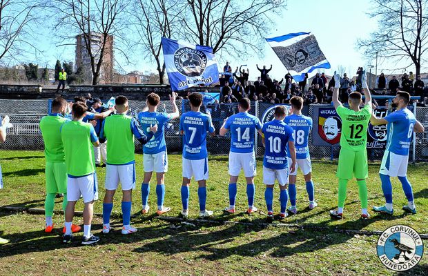 Corvinul - CFR Cluj se dispută în nocturnă, la Hunedoara