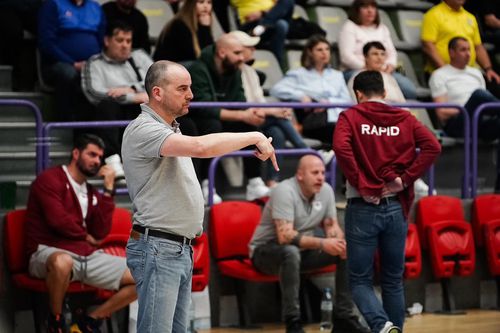 Tudor Costescu, antrenorul echipei de baschet masculin a CS Rapid, a fost agresat de un grup de suporteri, / FOTO: Facebook @rapidbaschet