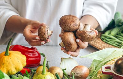 Dezvăluiri geniale din vestiarul unei foste echipe din România: „Ne duceam la biserică și ne rugam să plouă, să crească ciupercile!”