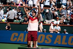 Carlos Alcaraz, zâmbete pe teren la Indian Wells datorită unor fani inventivi: „La final am făcut un selfie cu ei, cred că merită”