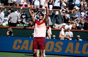 Carlos Alcaraz, zâmbete pe teren la Indian Wells datorită unor fani inventivi: „La final am făcut un selfie cu ei, cred că merită”