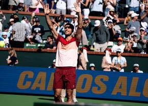 Carlos Alcaraz, zâmbete pe teren la Indian Wells datorită unor fani inventivi: „La final am făcut un selfie cu ei, cred că merită”