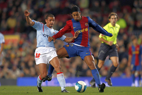 Antonio Guayre în duel cu Ronaldinho. Foto: Imago