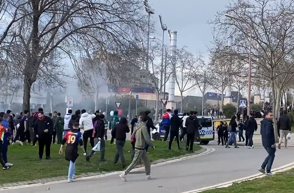 Bătaie ca în filme înainte de Barcelona - Benfica » Fanii și-au împărțit pumni în fața stadionului