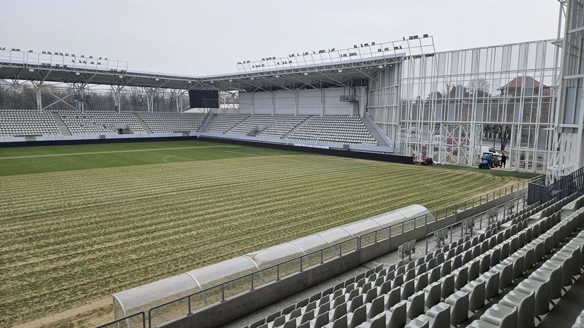 Se schimbă gazonul pe stadionul „Arcul de Triumf”