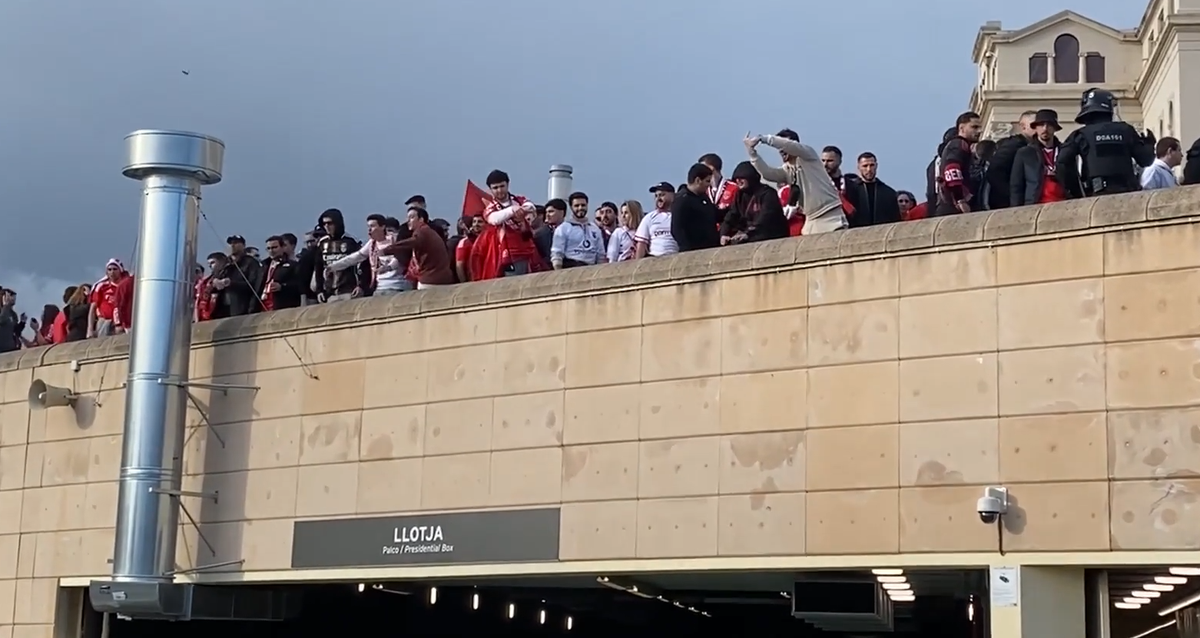 Bătaie ca în filme înainte de Barcelona - Benfica » Fanii și-au împărțit pumni în fața stadionului