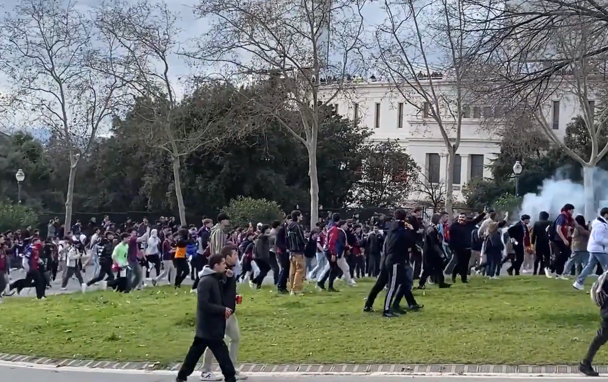 Bătaie ca în filme înainte de Barcelona - Benfica » Fanii și-au împărțit pumni în fața stadionului