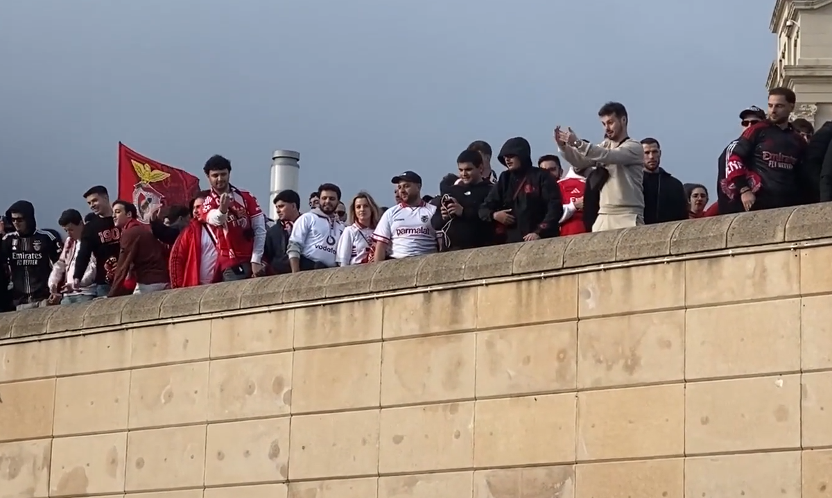 Bătaie ca în filme înainte de Barcelona - Benfica » Fanii și-au împărțit pumni în fața stadionului