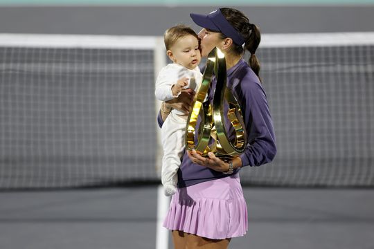 Belinda Bencic și fiica sa Bella la festivitatea de premiere la turneul de la Abu Dhabi FOTO Gulliver/GettyImages