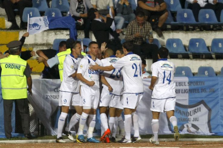 Nasser Menassel (nr. 28), sărbătorind un gol de lângă Chiricheș (nr. 21) și Pintilii (nr. 5) / FOTO: Arhivă GSP