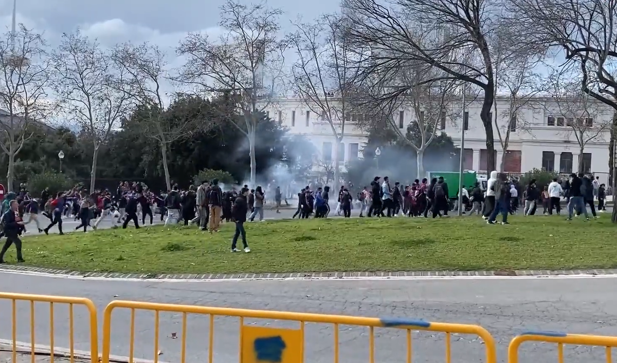 Bătaie ca în filme înainte de Barcelona - Benfica » Fanii și-au împărțit pumni în fața stadionului