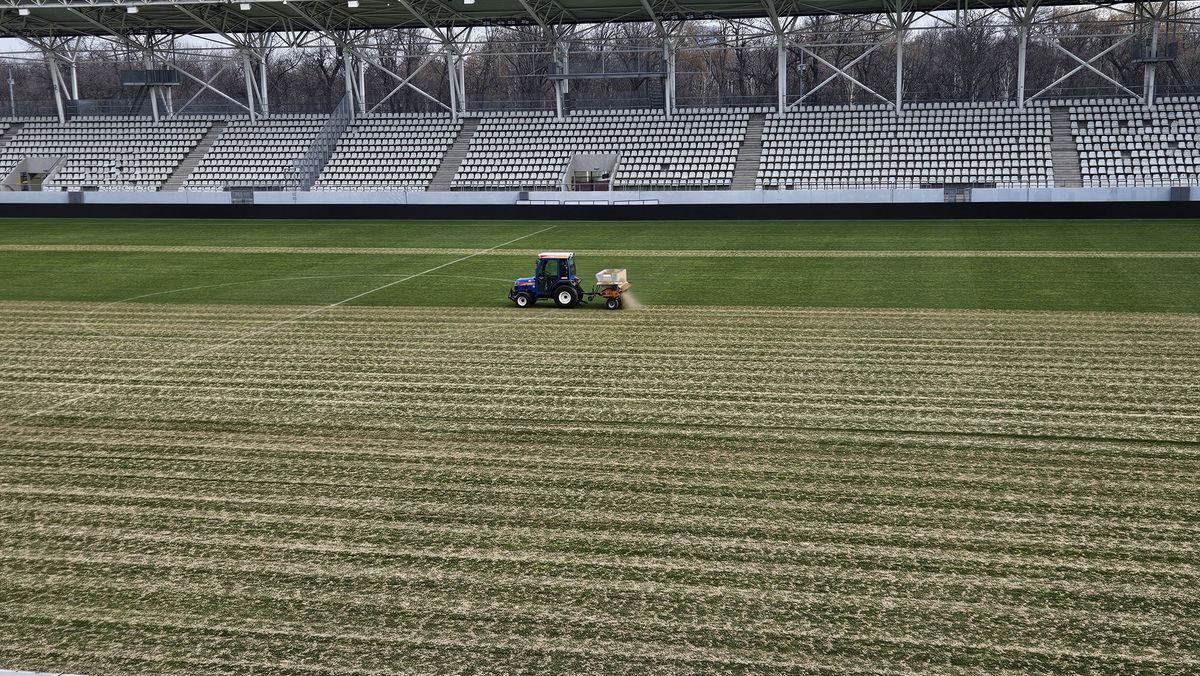 Se schimbă gazonul în „casa” lui Dinamo: imaginile publicate