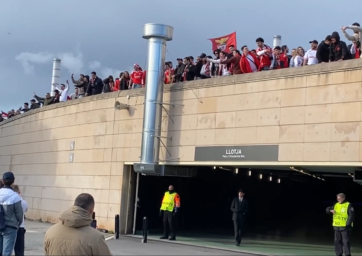 Bătaie ca în filme înainte de Barcelona - Benfica » Fanii și-au împărțit pumni în fața stadionului