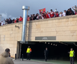 Bătaie ca în filme înainte de Barcelona - Benfica » Fanii și-au împărțit pumni în fața stadionului