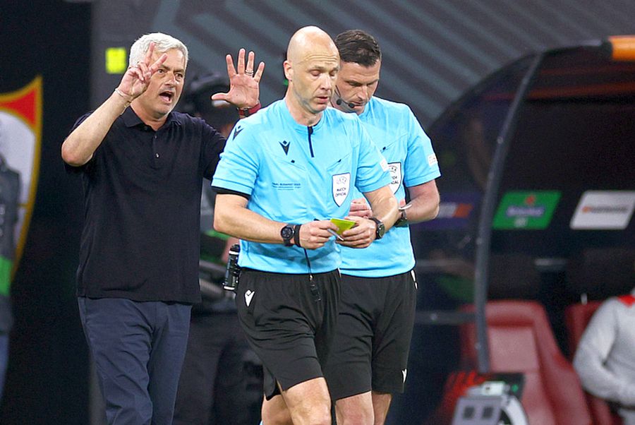 Jose Mourinho versus Anthony Taylor // foto: Guliver/gettyimages „De ce parte ești, ca să te bag la apă?” » Basarab Panduru, răspuns direct pentru Ovidiu Ioanițoaia: „Aia este Steaua noastră”