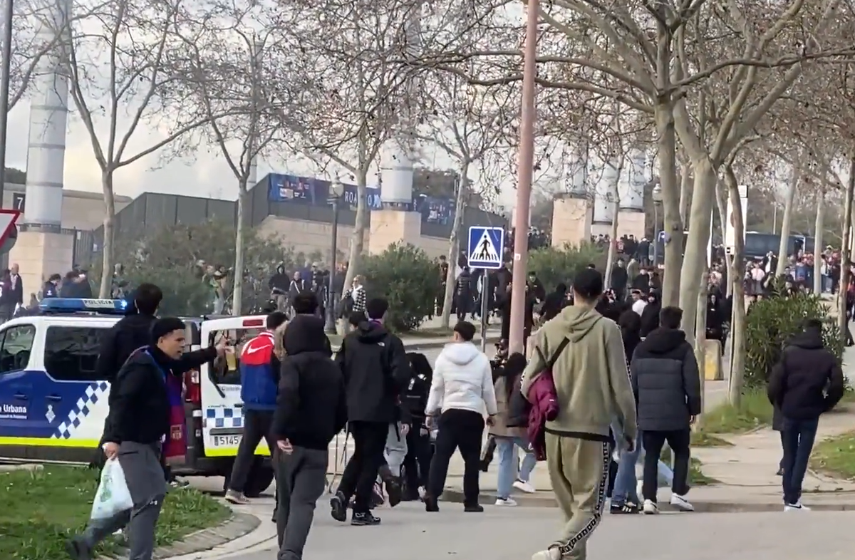 Bătaie ca în filme înainte de Barcelona - Benfica » Fanii și-au împărțit pumni în fața stadionului