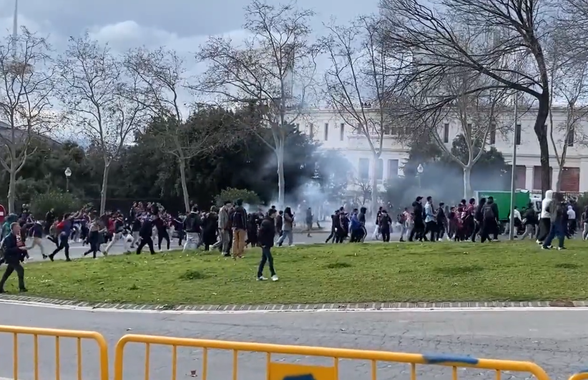 Bătaie ca în filme înainte de Barcelona - Benfica » Fanii și-au împărțit pumni în fața stadionului