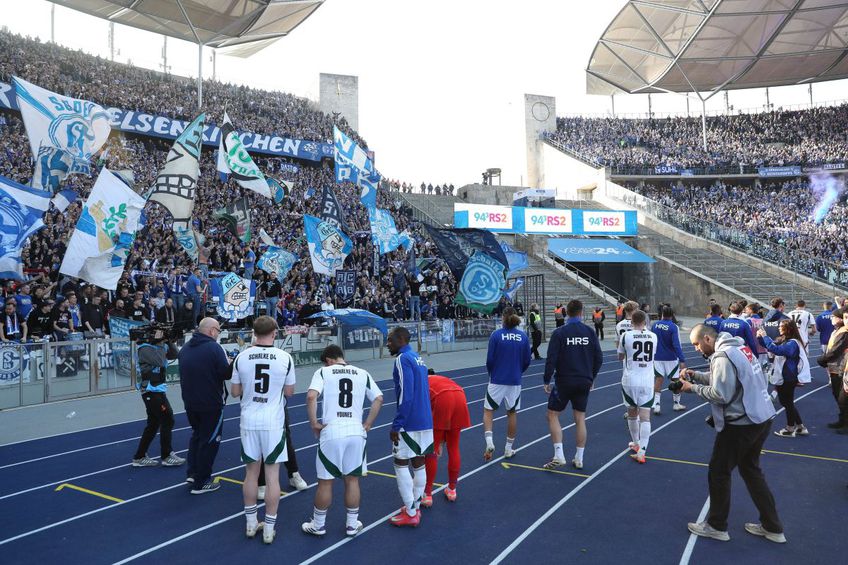 Schalke 04 s-a impus cu 2-1 în deplasarea de la Hertha Berlin, din runda cu numărul 25 a ligii secunde din Germania. Peste 25.000 de fani au făcut deplasarea de la Gelsenkirchen.  / FOTO: Imago