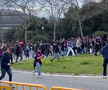 Bătaie ca în filme înainte de Barcelona - Benfica » Fanii și-au împărțit pumni în fața stadionului