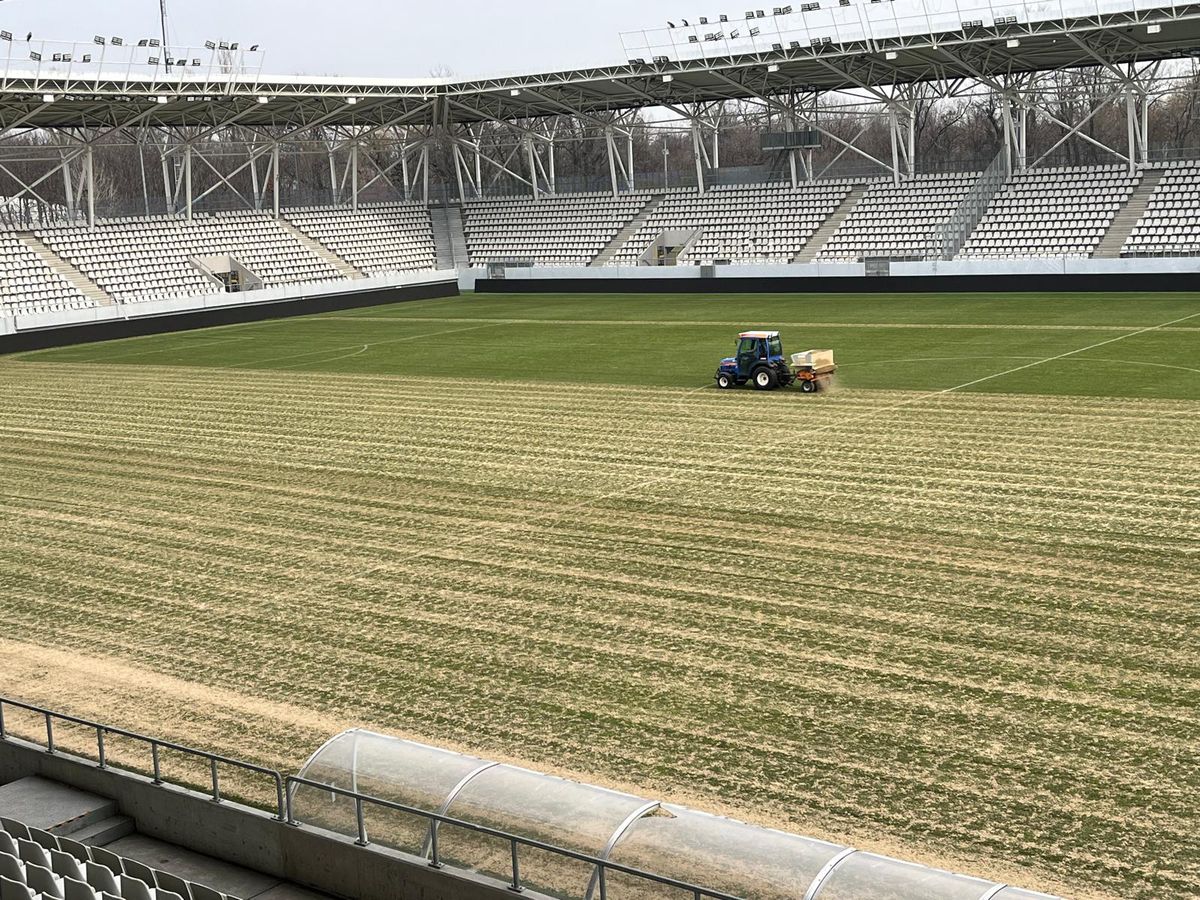 Se schimbă gazonul pe stadionul Arcul de Triumf