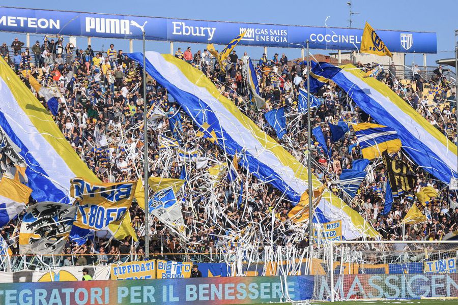 Fanii Ultra Boys din peluza de pe Ennio Tardini au făcut spectacol cu zeci de role de hârtie aruncate pe teren / Foto: Imago Măsuri excepționale la Parma - Napoli: „Cine n-are bilet nu intră în oraș!”