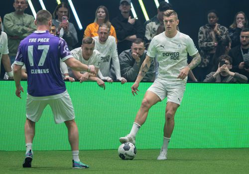 Toni Kroos, în acțiune la Dusseldorf în ICON League, în tricoul lui Two Stripes United / Foto: Imago