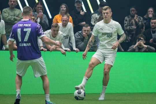Toni Kroos, în acțiune la Dusseldorf în ICON League, în tricoul lui Two Stripes United / Foto: Imago