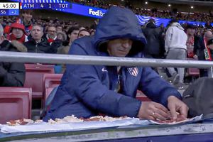 Imagini incredibile în Liga Campionilor » A început să facă sandvișuri chiar în timpul meciului!