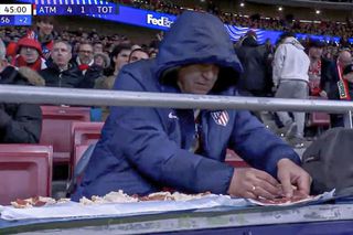 Imagini incredibile în Liga Campionilor » A început să facă sandvișuri chiar în timpul meciului!