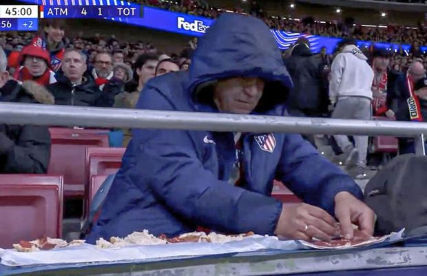 Imagini incredibile în Liga Campionilor » A început să facă sandvișuri chiar în timpul meciului!