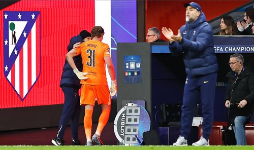 Portarul Antonin Kinsky iese plângând de pe teren, fiind ignorat de managerul lui Tottenham, Igor Tudor / Foto: Imago